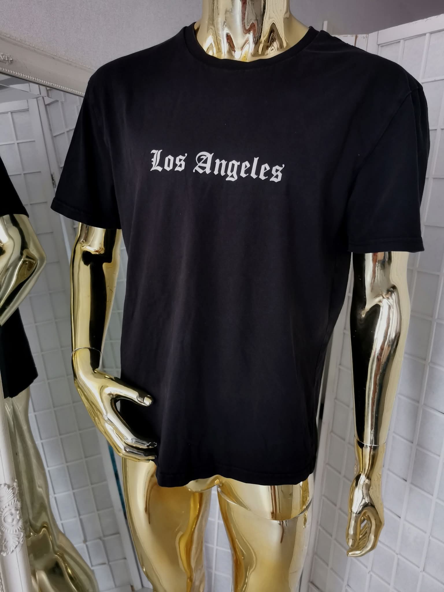L dydžio juodi marškinėliai su užrašu ,,Los Angeles,,
