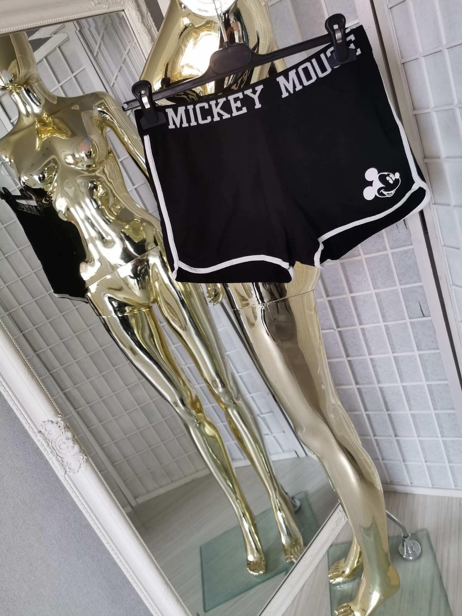 158/164 dydžio juodi šortai su,, Mickey Mouse“